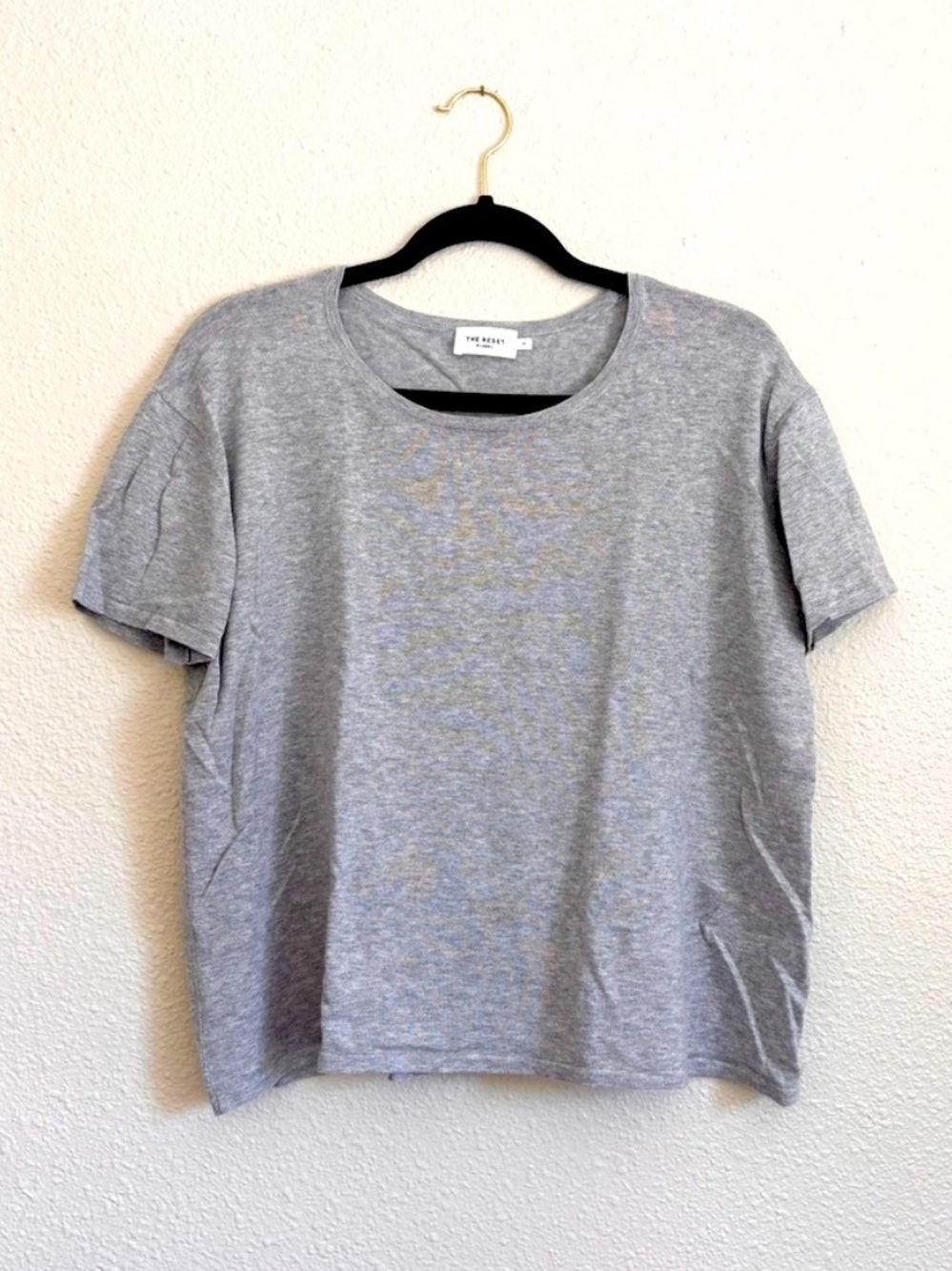 The reset r label grey tee